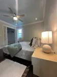 Modern 3-bedroom house in Wilmington with a HUGE yard and Bonus Sunroom - ジャグジー