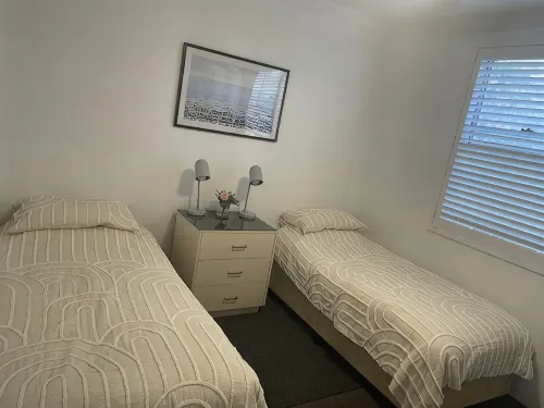 MANLYS FINEST LOCATION SO CLOSE TO BEACH SHOPS AND FERRY - 3-Star