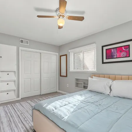 Pet Friendly. Minutes to Beaches. Charming 2-bedroom house in adorable Sarasota.