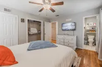 Backyard Oasis + Fire Pit, Near Downtown Dallas - Jacuzzi