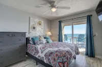 Paradise Found! Fabulous, Flexible, Beach Front Luxury! Hot Tub, Best Location!