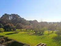 Apartment with beautiful view over a wooded park and a large terrace 아르종 호텔