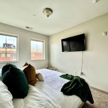 Quiet King Size with City Views