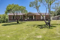 Comfy Country home. Pet friendly, 5 bedrooms, AC, WIFI, just outside Farmington - Homestays
