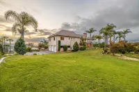 Castle on a hill, breathtaking views, surrounded with pools, trees, and lawn - Wifi