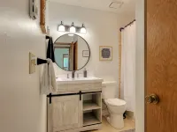 Breezy Hills - Unit 3; Lake Bemidji, King Bed, Kayaks, PB Trail Private Access - พร้อมระเบียง