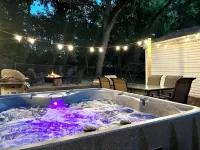 The Cow Tipper: Near Everything - SPA - Game Room - Fire Pit & Patio - Sleeps 10 - บังกะโล