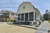 Imagine Staying at This Quiet Water Front Beach Cottage - Family + Bikes, Canoe - Wi-Fi