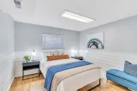 The Sandy Sunset Retreat- with outdoor sauna and hot tub - Bathtub