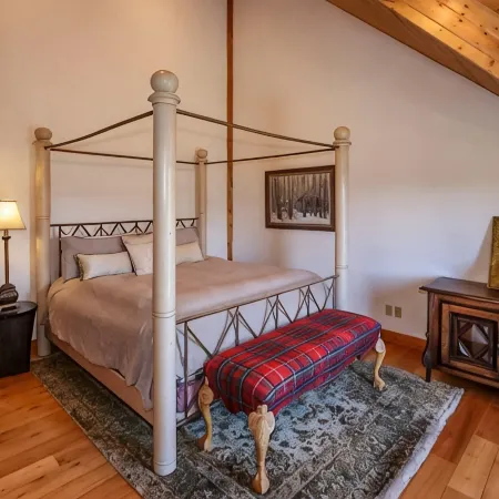 PINEVIEW LAKE LODGE- 6 bed 4.5 bath minutes from Snowbasin Ski Resort.