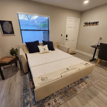 Stylish! 3 bedroom duplex -minutes from the beach Hotéis em Largo