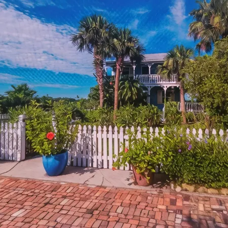 HARBOR ISLAND - A GEM IN THE HISTORIC DISTRICT.