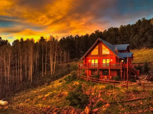 Log Cabin near Historic Cripple Creek, Hot Tub and Spectacular Views! - 4つ星
