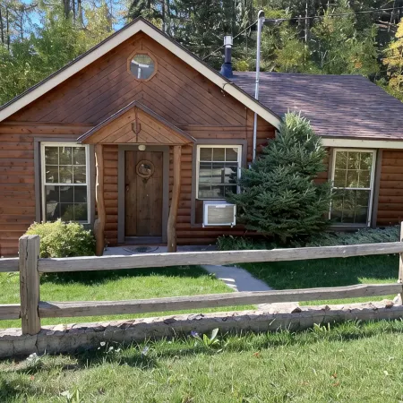 Cozy Cabin located in the heart of the Black Hills, but close to Deadwood & Lead