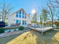 Family Friendly Waterfront Home - Private Dock, Kayaks, Fire Pit, Grill, Deck - Wifi