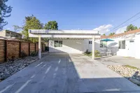 Bright Vibes Home- Sleeps 8- 1 Block to University- Pacman, BBQ, Indoor Gym - Gym