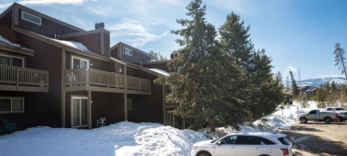 Dog-friendly condo close to Winter Park shuttle with pool, hot tub, tennis, gym 프레이저 호텔