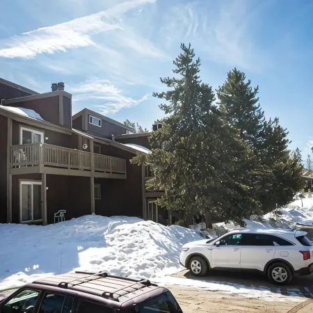 Dog-friendly condo close to Winter Park shuttle with pool, hot tub, tennis, gym