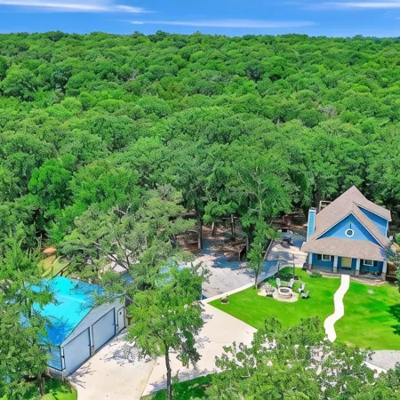 Lakehouse Retreat with Game Shed-4 minute walk to Beach, Fishing Cove,& Trails!