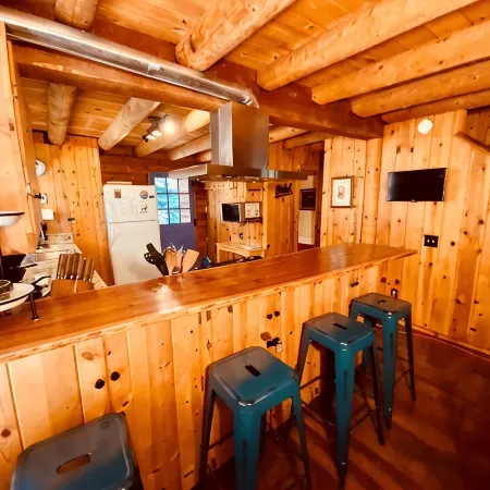 The Creek-Side Cabin: Spa, Fire Pit, 5 Star, AC, Big Deck, Quiet, Walk to Town