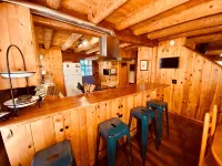 The Creek-Side Cabin: Spa, Fire Pit, 5 Star, AC, Big Deck, Quiet, Walk to Town - Chalets