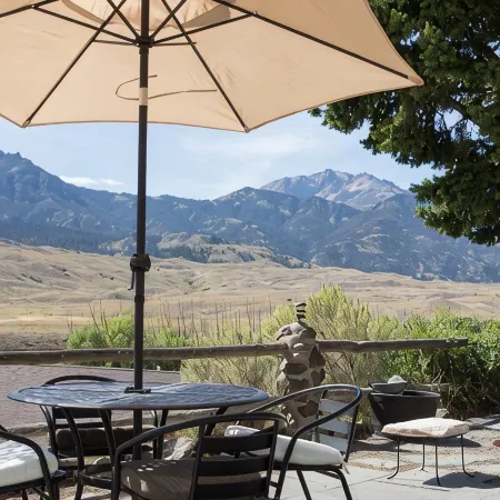 YEAR ROUND, a Cozy Studio for 2, Overlooking the Historic Yellowstone Arch