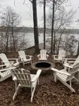 Cozy 3-bedroom Lake house with fiber Wifi, Boathouse & Dock on Lake Sinclair - 4-Star