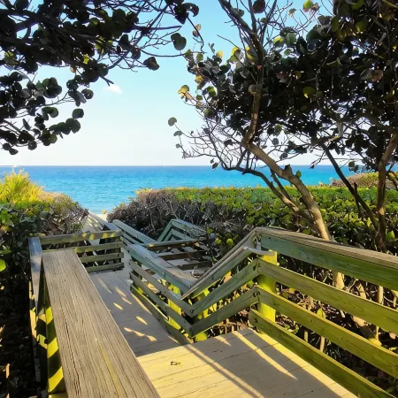 POSHPADZ -OceanView Villa-Resort Complex, Penthouse, Sleeps 4, Walk to Beach