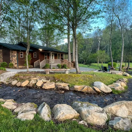 Secluded Creekfront Cabin Mountain Views.• Easy Access for Cars/Cycles•Near TOTD