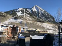 4 BR Mountain Side Condo with Heated Pool and Hot Tub! Sleeps 9 - 무료 와이파이
