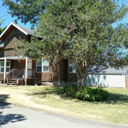 Cozy Family Cabin-Secluded beach access, non-smoking home awaits you