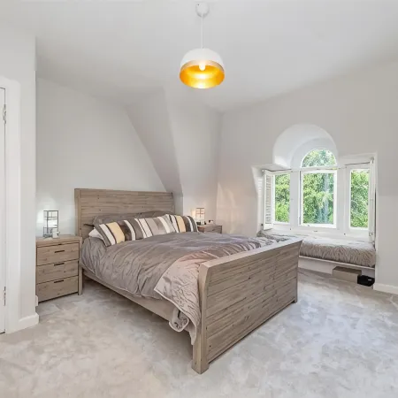 Spacious 4 Bedroom Flat in Stirling