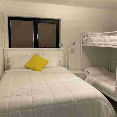 New 2 bedroom carriage house, a block from the Okanogan lake, close to downtown. Rooms
