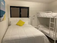 New 2 bedroom carriage house, a block from the Okanogan lake, close to downtown. - Homestays