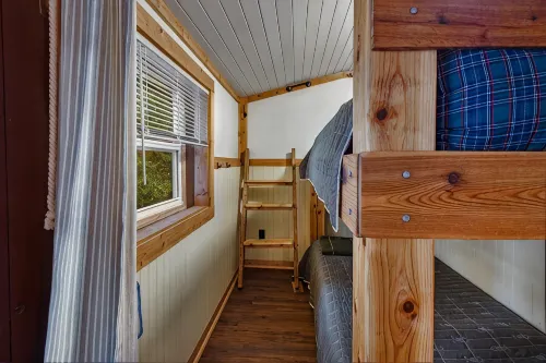 Cozy Lakefront Cabin Near Interlochen - Chalets