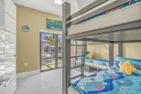 Paradise Oceanside Estate- 6 Bedrooms & 9 BR + Office + Theater Room – SLEEPS 14 - Homestays