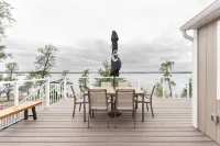 LAKEFRONT COTTAGE WITH GREAT VIEWS, FULL KITCHEN, & STARLINK Wi-Fi - 4-Star