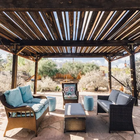 5 Miles from Park entrance Charming 2-bedroom house in enchanting Joshua Tree