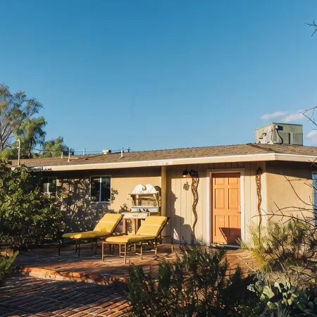 5 Miles from Park entrance Charming 2-bedroom house in enchanting Joshua Tree