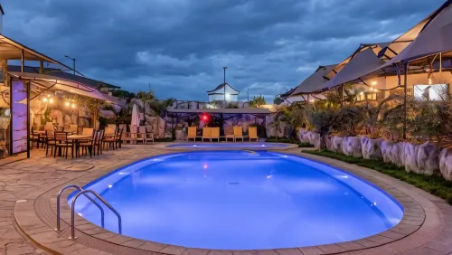 Avian Court Hotel - 4-Star