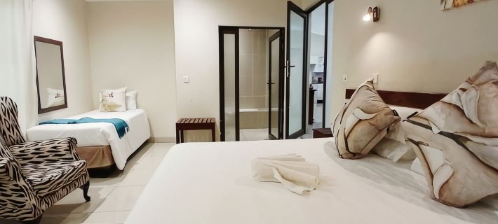 7 Roomed Boutique Safari Lodge-Chobe Sunset Chalets Hotels in Chobe