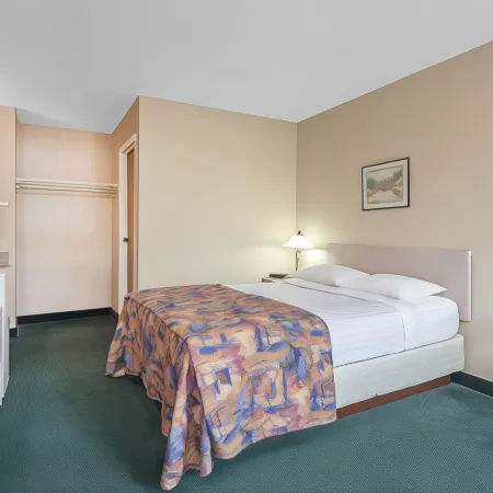 Super 8 by Wyndham Golden