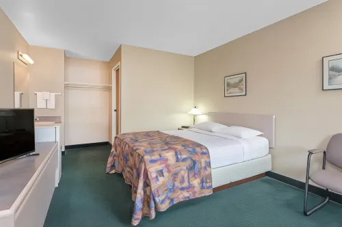 Super 8 by Wyndham Golden