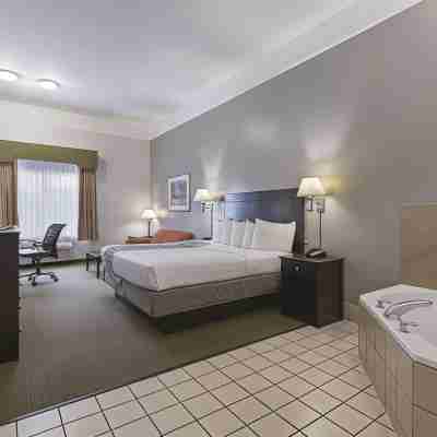 La Quinta Inn & Suites by Wyndham Deer Park Rooms