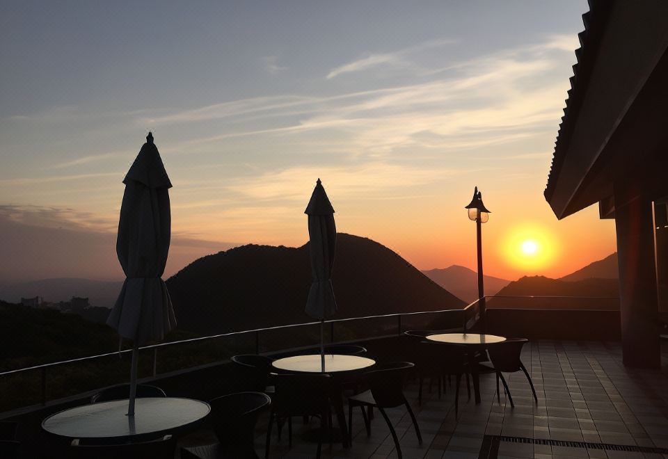 1. 얀민 핫 스프링..