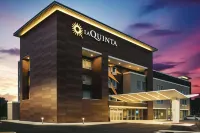 La Quinta Inn & Suites by Wyndham Atlanta South - McDonough South-View Cemetery附近的飯店