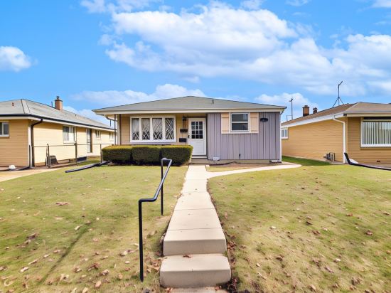 Milwaukee Home w/ Fire Pit ~ 8 Mi to Lake Michigan