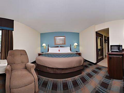 Econo Lodge Inn & Suites