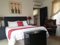 Alicia's B&B فنادق في Roodepoort