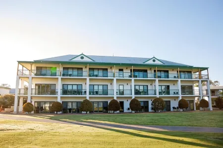 Yarrawonga Mulwala Golf Club Resort Отели рядом с достопримечательностью «Lake Mulwala Swimming Pool»